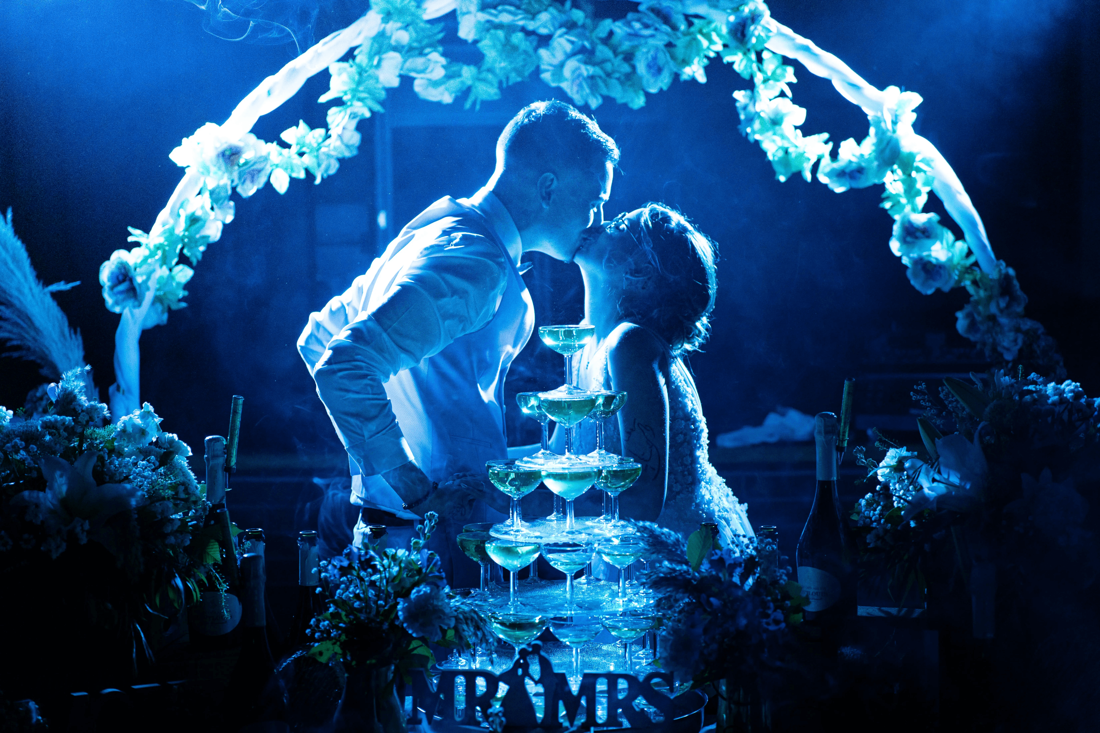 Mariage — cascade de champagne sous éclairage bleu
